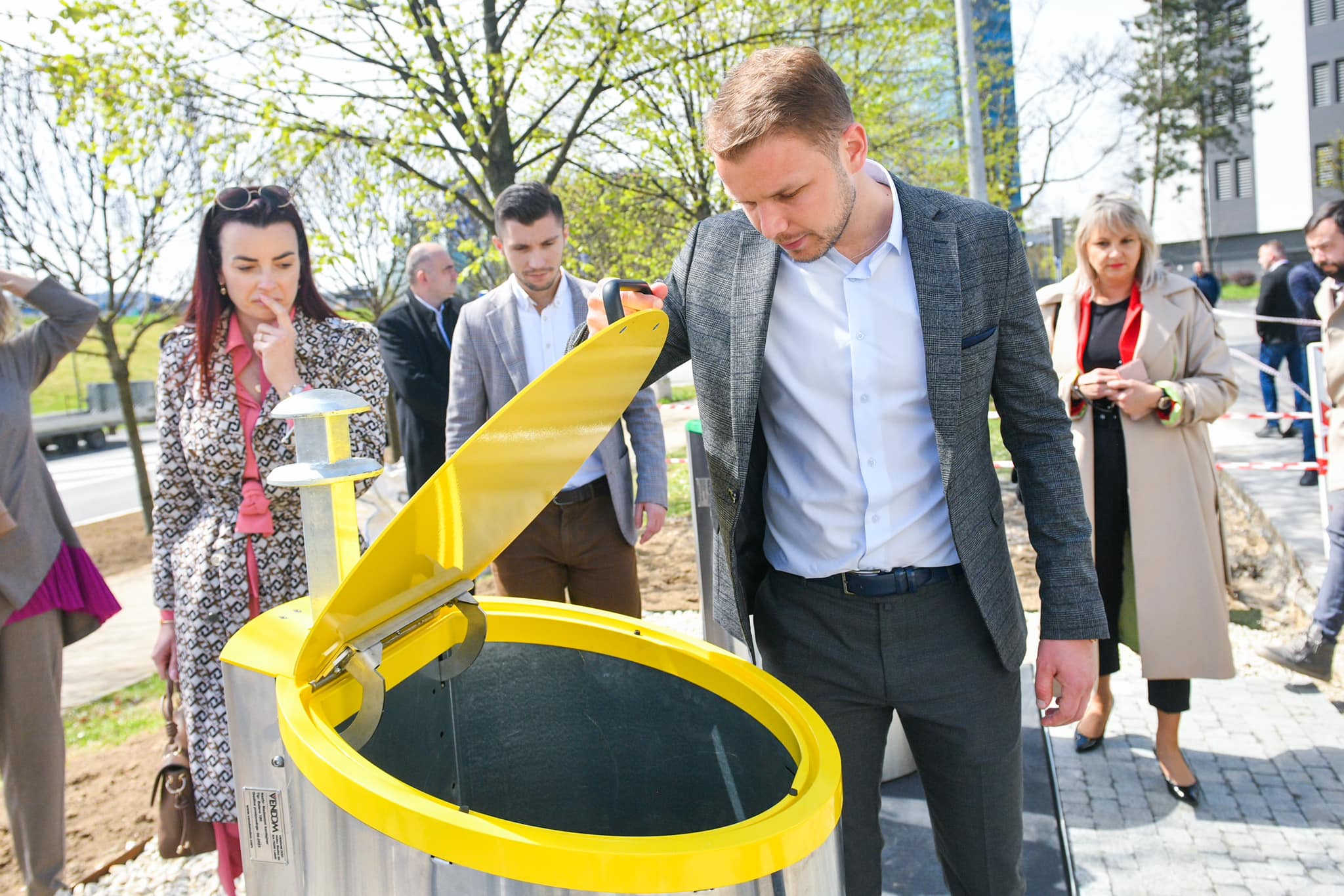 NOVINA U BANJALUCI Počelo postavljanje podzemnih kontejnera (FOTO)