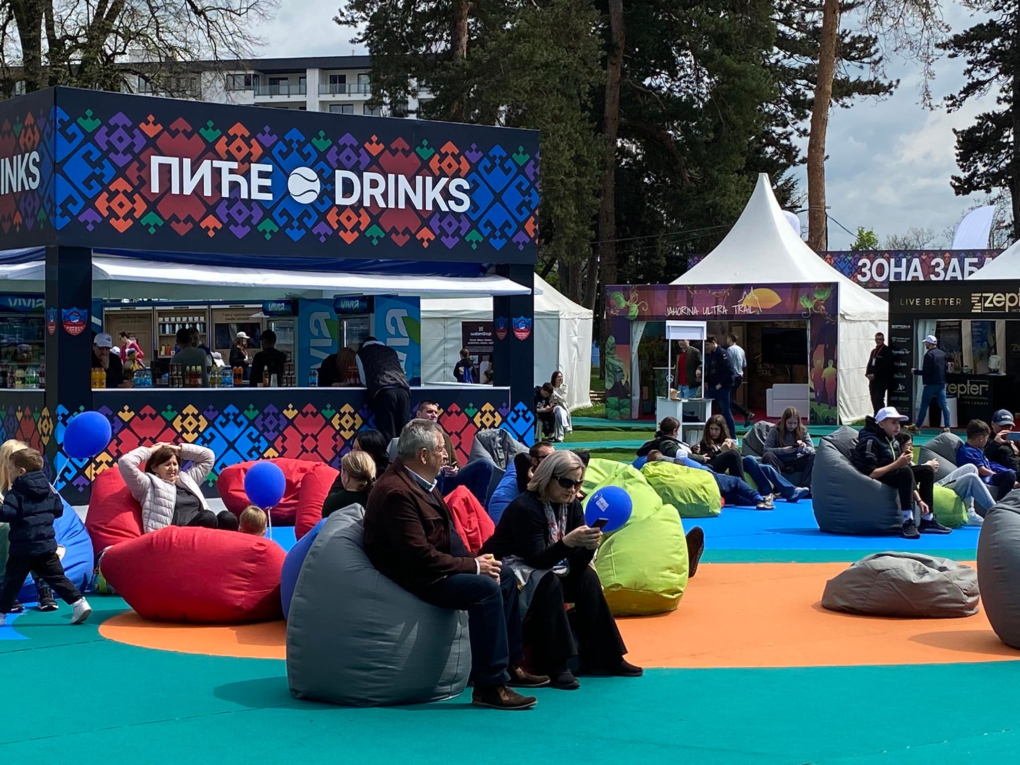 OVAKAV DAN SE ČEKAO NA SRPSKA OPENU Sunce izmamilo posjetioce, u navijačkom selu uživa i staro i mlado (FOTO)