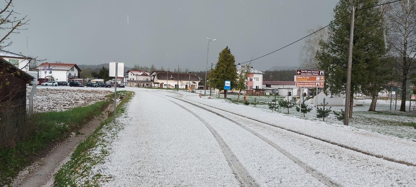 PADAO LED VELIČINE ORASA Jako nevrijeme pogodilo okolinu Teslića (FOTO/VIDEO)