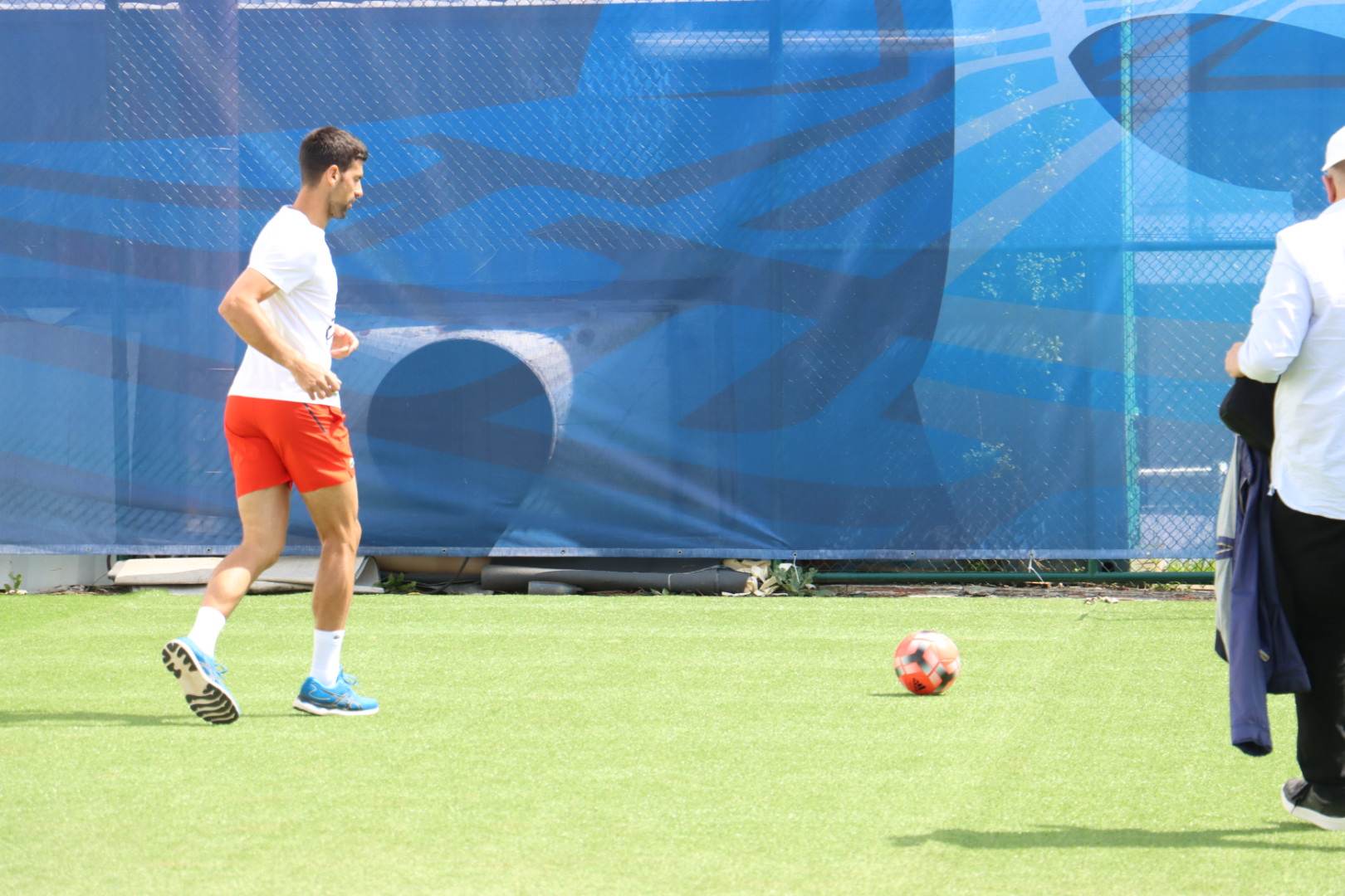 PRVO FUDBALICA, PA ONDA TENIS Novak opet napravio SPEKTAKL, pokazao da umije i sa nogama (FOTO)