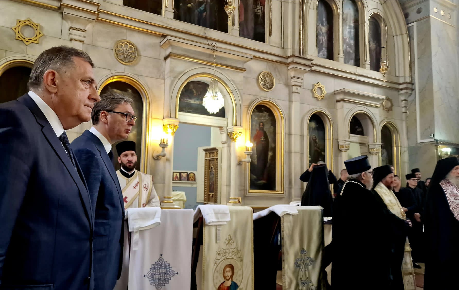 Porfirije služi opijelo svojoj majci, prisustvuju Dodik i Vučić (FOTO)