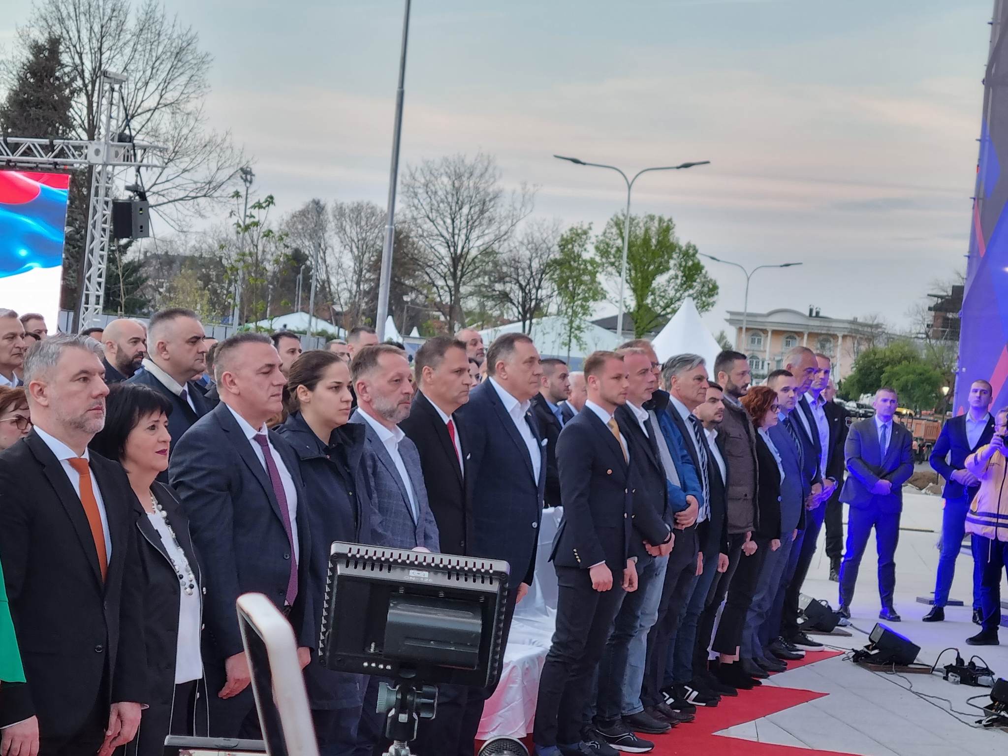 DA NIJE GRADONAČELNIK "VISIO" BI NA OGRADI Dodik "bocnuo" Stanivukovića i izazvao smijeh na otvaranju kompleksa "Srpska open"