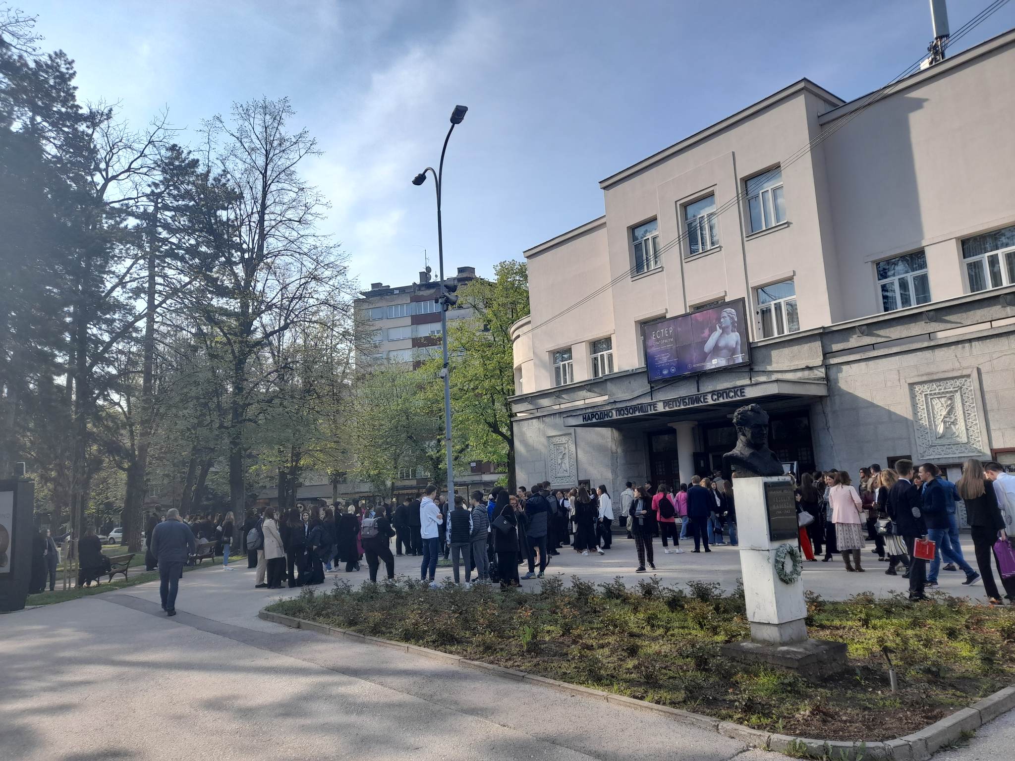 DA LI ZNATE ŠTA JE BALMUN? Ispred Narodnog pozorišta u Banjaluci ogroman broj ljudi (FOTO)