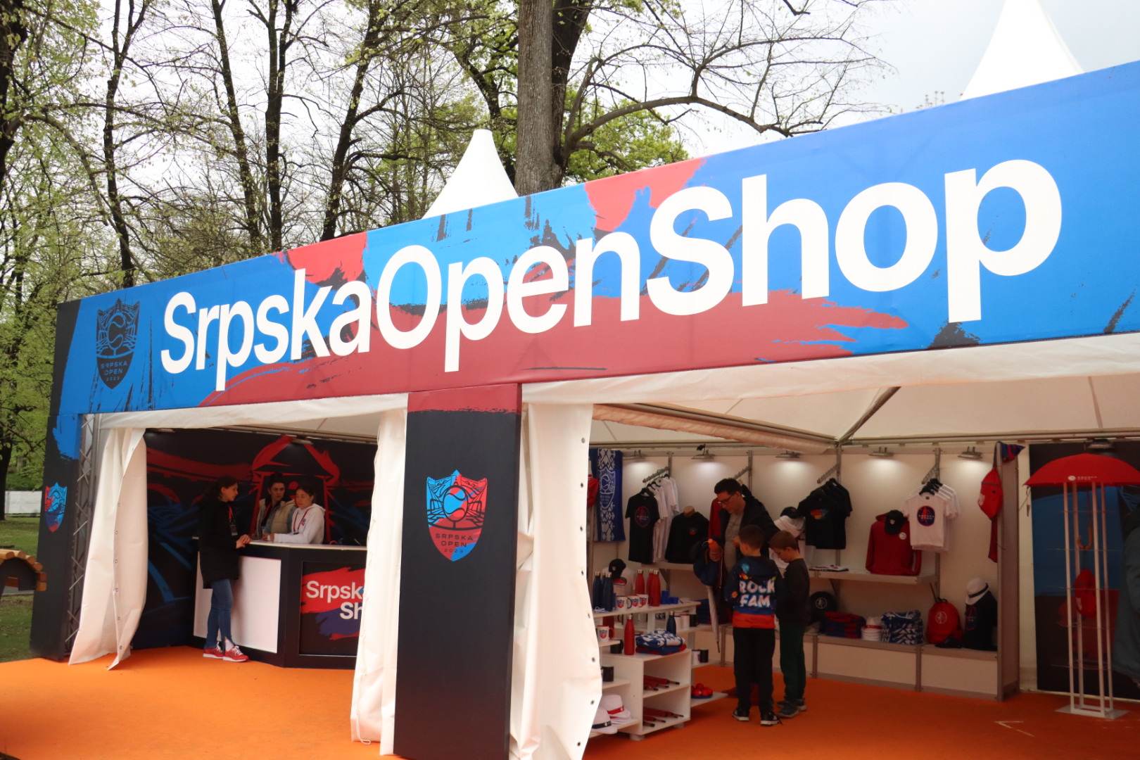 EVO ŠTA TURISTI NAJVIŠE KUPUJU NA SRPSKA OPENU Otkrivamo šta se najviše prodaje na turniru i ko su mušterije (FOTO)