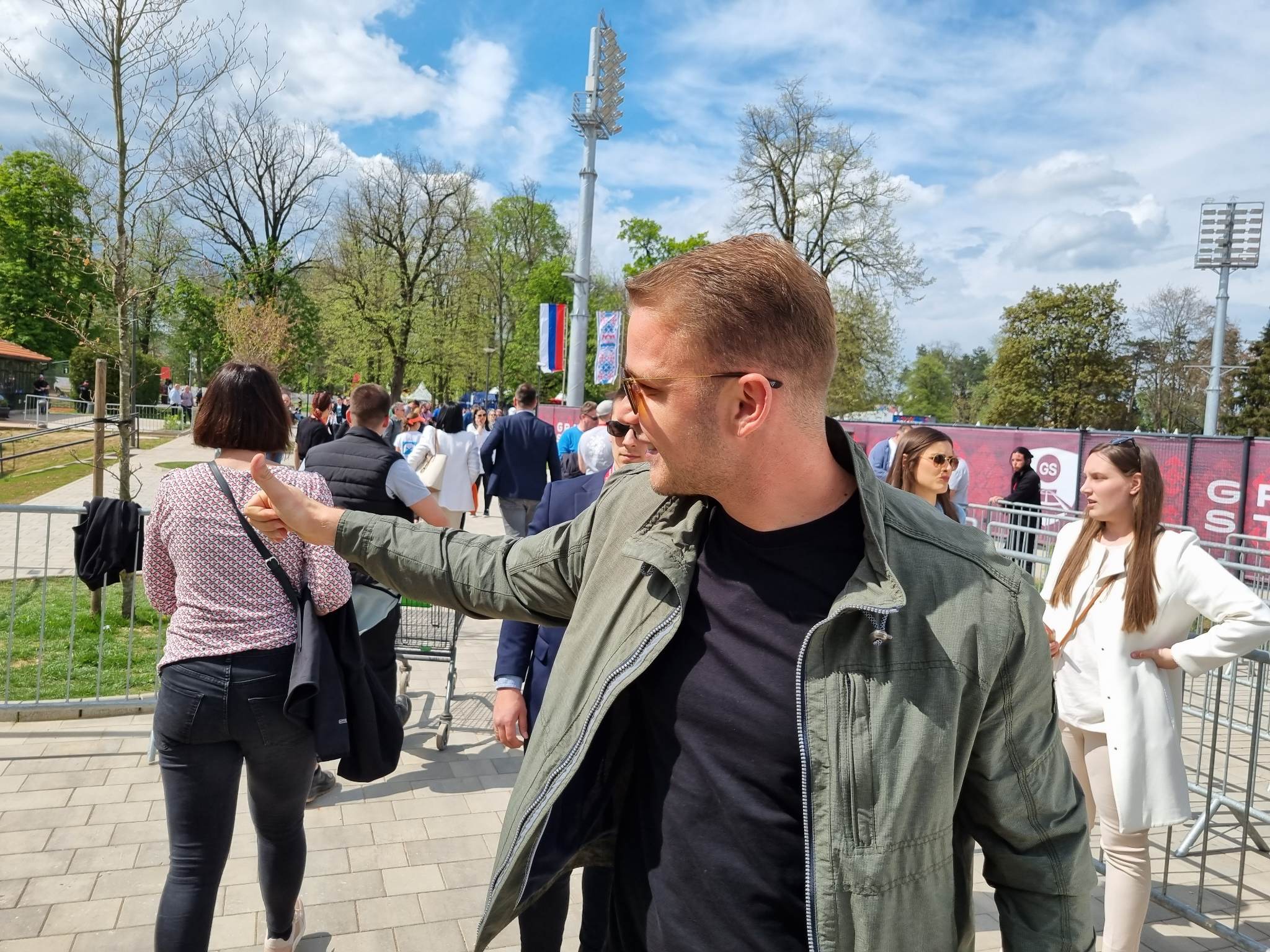 U DRUŠTVU POSEBNE DAME Stanivuković na Noletov meč izveo svoju najveću obožavateljku (FOTO)