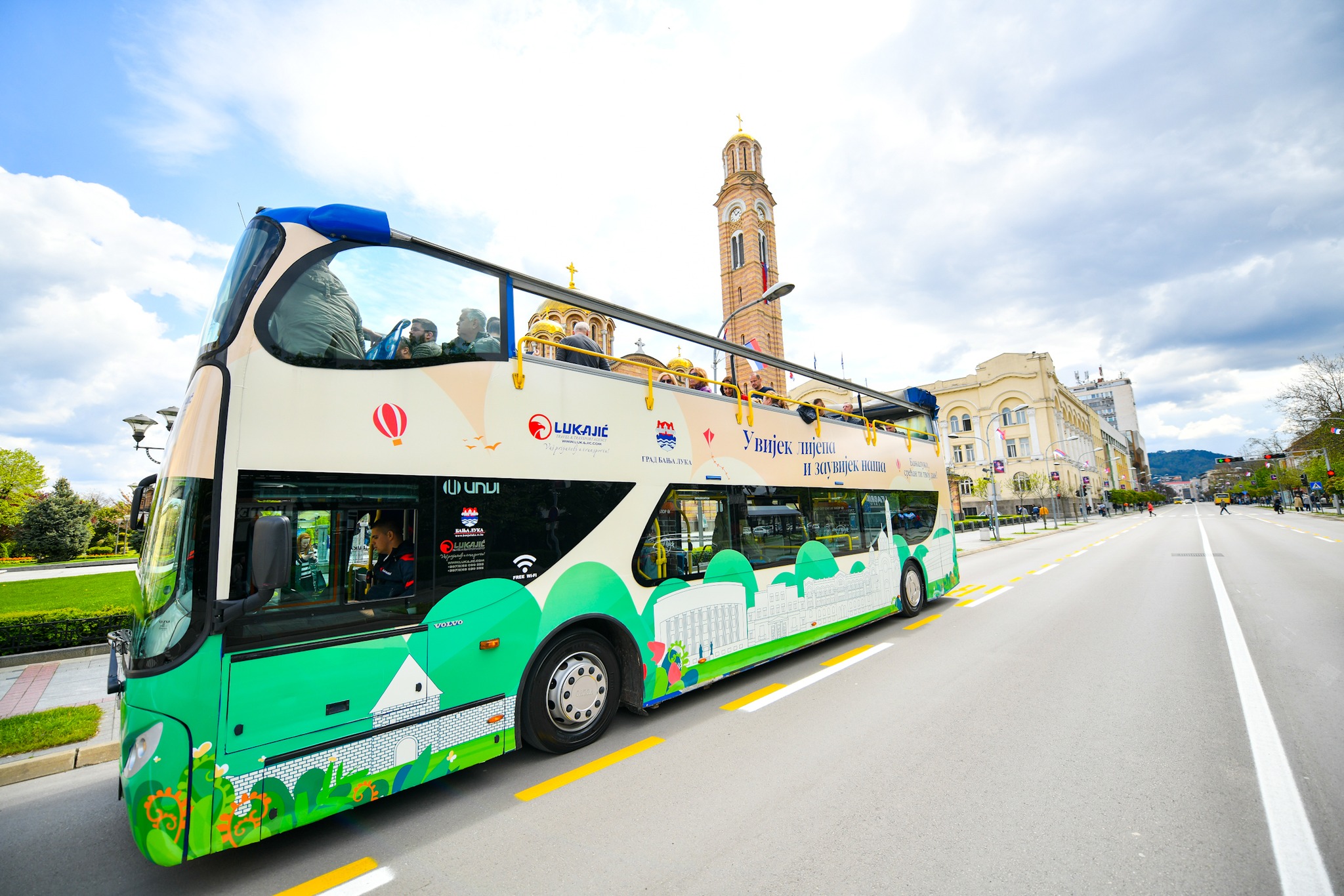 Vožnja u aprilu besplatna: Prvi bus za panoramske ture od danas na ulicama Banjaluke (FOTO)