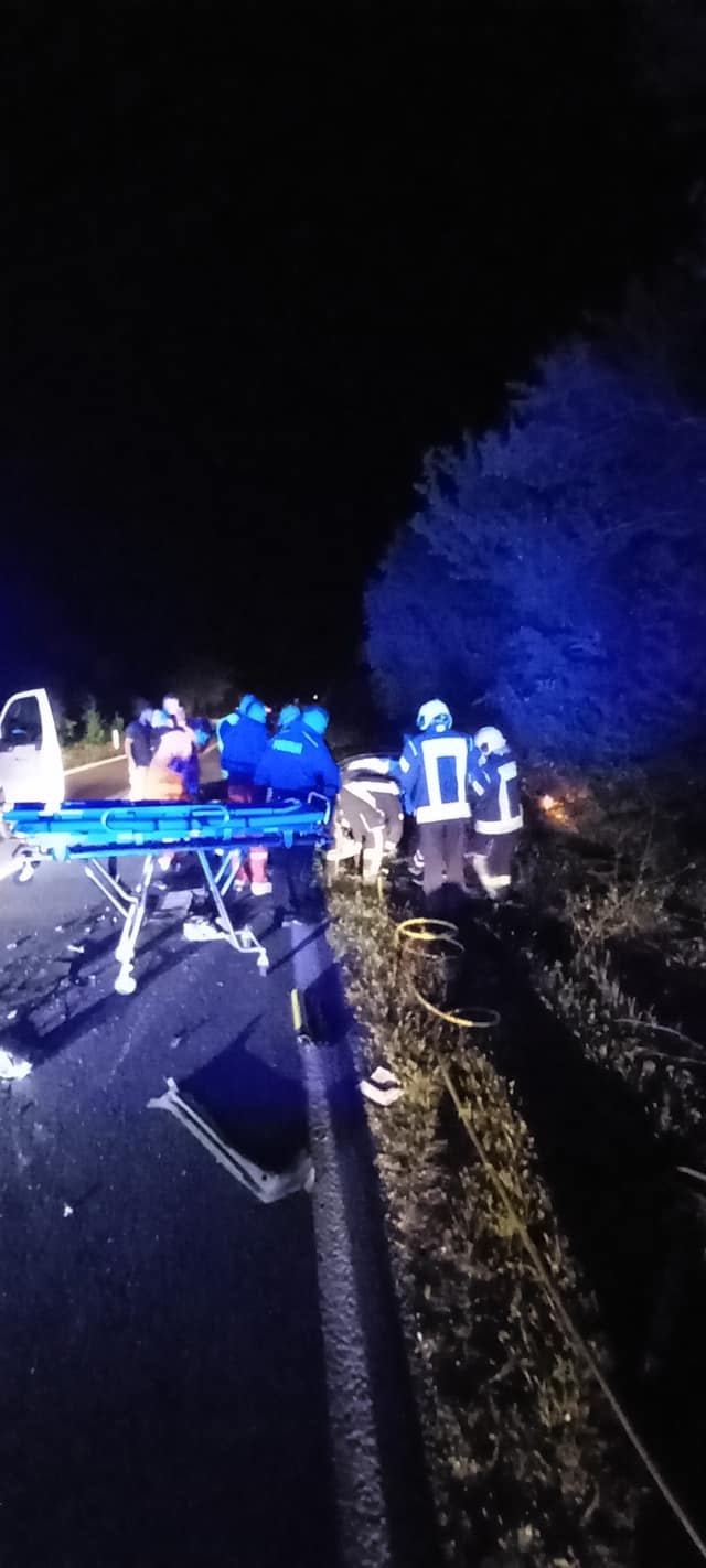 TEŠKA SAOBRAĆAJKA KOD MOSTARA U sudaru kamiona i auta teško povrijeđena jedna osoba (FOTO)
