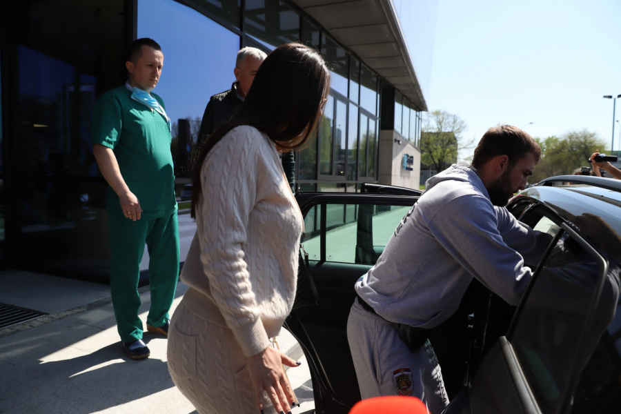 BOGDANA I VELJKO SA SINOM IZAŠLI IZ PORODILIŠTA Svi su gledali u nosiljku u kojoj je bio mali Krstan! Ražnatovići ne štede na nasljednicima (FOTO)
