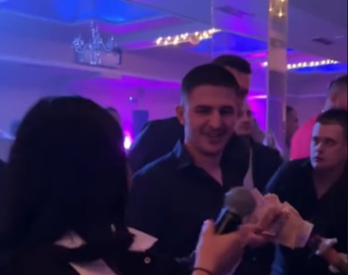 ALEKSANDRA BURSAĆ NOVA KRALJICA BAKŠIŠA Za samo jednu pjesmu zaradila bogatstvo, kitili je novčanicama sa svih strana (FOTO)