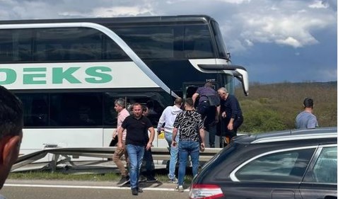 DRAMA NA AUTOPUTU Vozač doživio srčani udar, autobus pun đaka probio zaštitnu ogradu