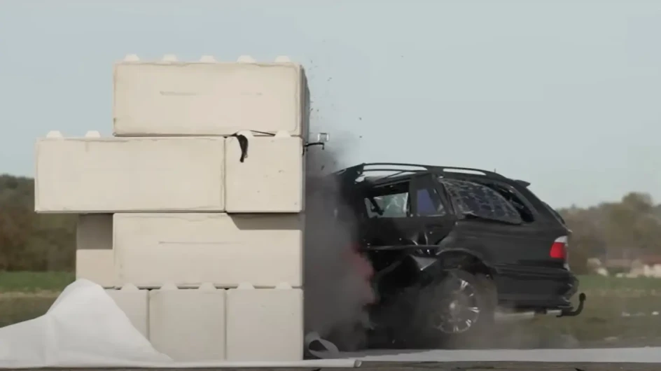 Ovako izgleda kad se BMW zabije u zid sa 150 km/h
