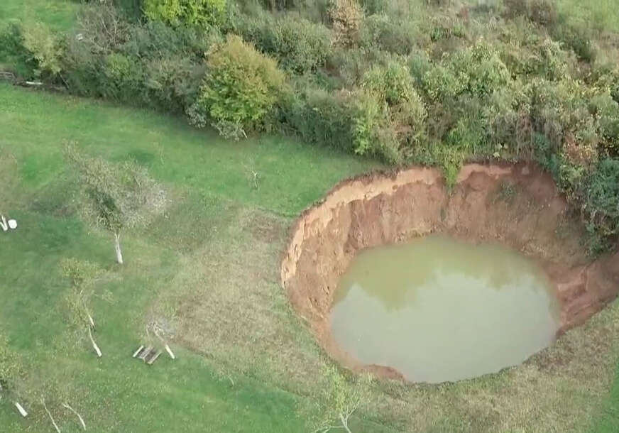 OTVORILA SE ZEMLJA, MJEŠTANI U STRAHU Na Baniji se pojavile nove rupe duboke nekoliko metara