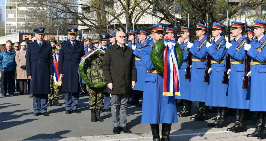 HEROJI NEBA Vučević položio vijenac na Spomenik pilotima braniocima Beograda (FOTO)