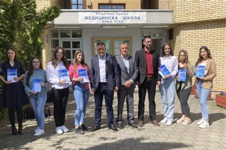 URUČIO PO 300 KM Vlado Đajić nagradio najbolje učenike Medicinske škole u Banjaluci