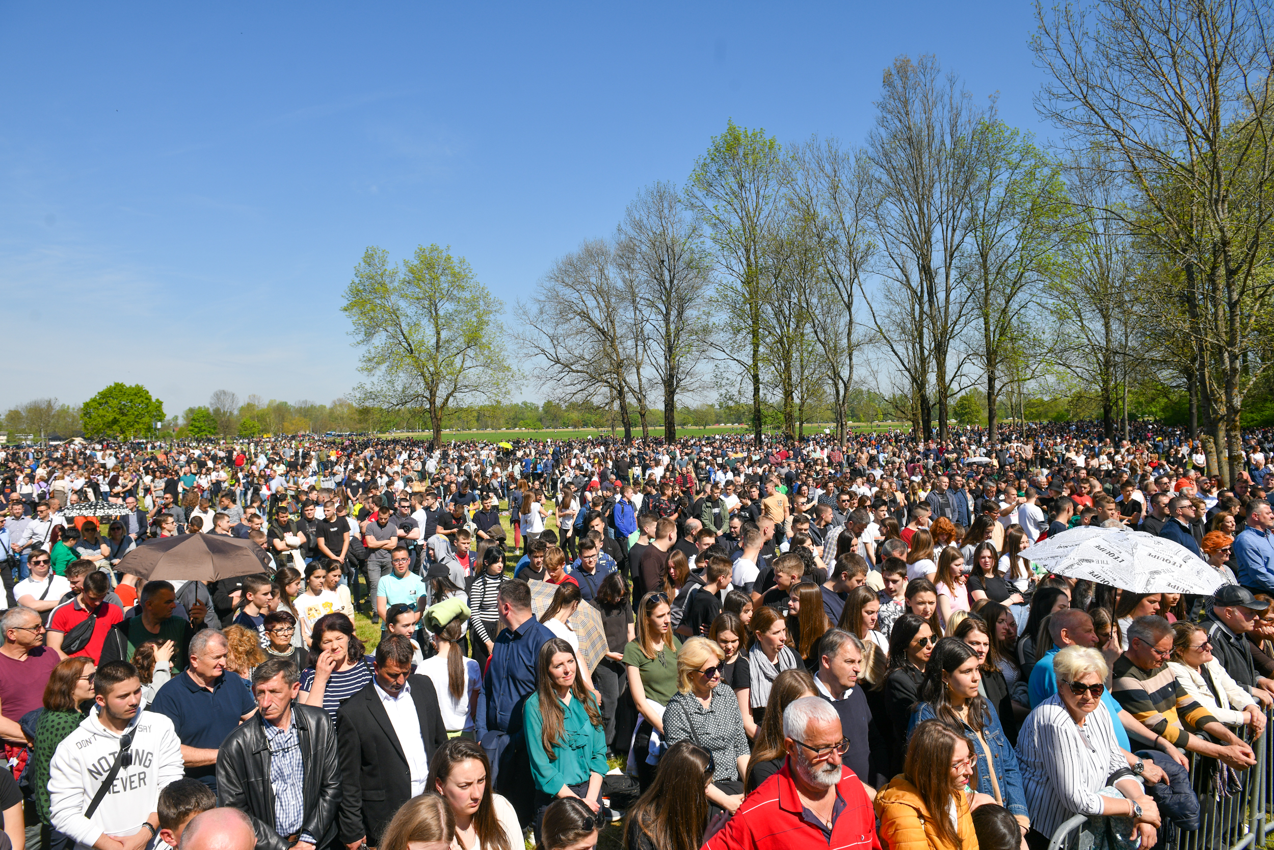 OBILJEŽAVANJU DANA SJEĆANJA PRISUSTVOVALO OKO 30.000 LJUDI U Spomen-područje "Donja Gradina" stiglo oko 400 autobusa iz svih krajeva