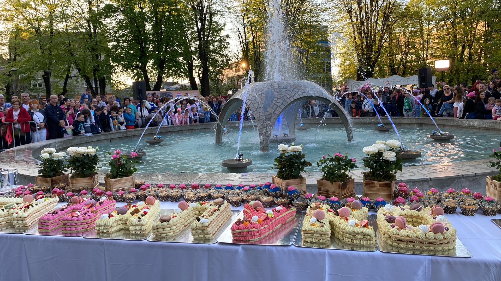 SPEKTAKL U BANJALUCI: DOĐITE NA KOMAD NAJVEĆE TORTE Povodom proslave Dana grada priređen bogat program