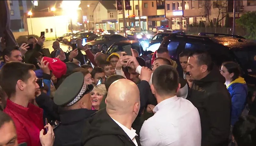 EUFORIJA U BANJALUCI! Đoković dočekan bakljama, obožavaoci ga "zarobili" na kiši (VIDEO)