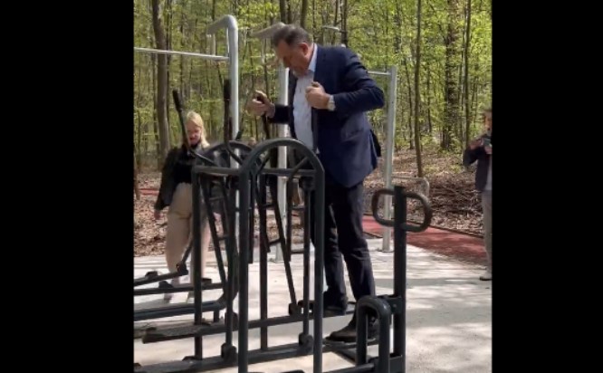 DODIK U SLATINI Tokom šetnje isprobao i sprave za vježbanje (VIDEO)