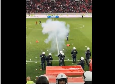 HAOS NA UTAKMICI PLEJ-OFA GRČKE Italijanski sudija napadnut tokom derbija (VIDEO)