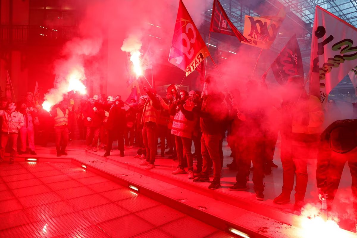 Sukob demonstranata i policije u Parizu (VIDEO)