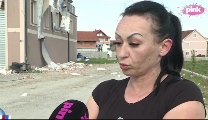 NAŠAO RUPU U ZAKONU! Jeleni muž bagerom srušio kuću iz osvete zbog razvoda (FOTO)