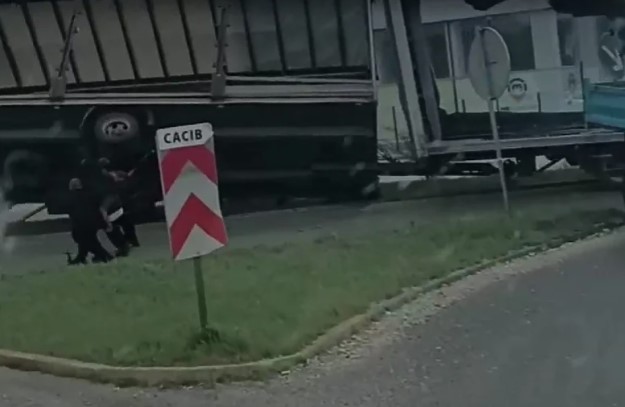 HAOS U MOSTARU Vjetar prevrnuo kamion (VIDEO)