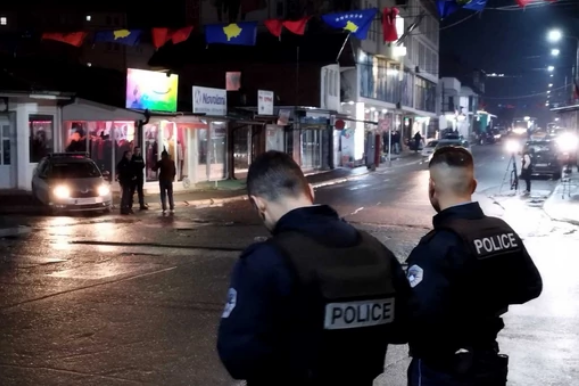 NOSE INVENTAR Policija samoproglašenog Kosova plijeni stvari iz zgrade Privremenog organa opštine Kosovska Mitrovica