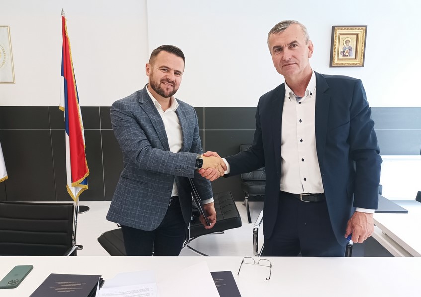 OBNOVA KUĆA ZA 10 POVRATNIČKIH PORODICA Ukupna vrijednost donacije 117.500 KM