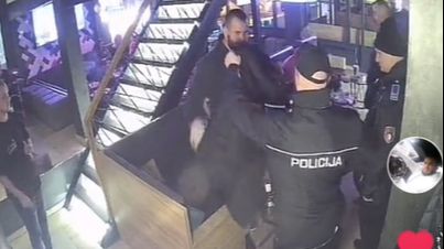 BRZI I ŽESTOKI NA BH. NAČIN Trojica policajaca došli da ga vode: Hatić se počinje pakovati, uzima jaknu i onda naprasno pobježe - za to vrijeme djevojka ni da digne pogled sa telefona (VIDEO)