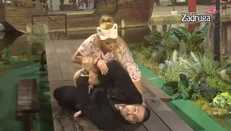 URLICI ODZVANJAJU IMANJEM Miljana pobacala Zoline stvari u jezero, pa krvnički skočila na njega (VIDEO)