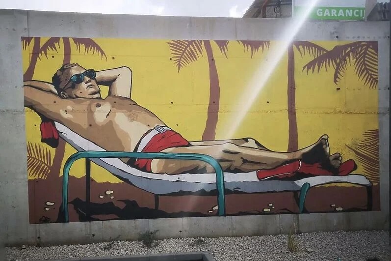 "EL PREZIDENTE" U CRVENIM GAĆAMA Osvanuo mural Tita, autor tvrdi da nema političku poruku