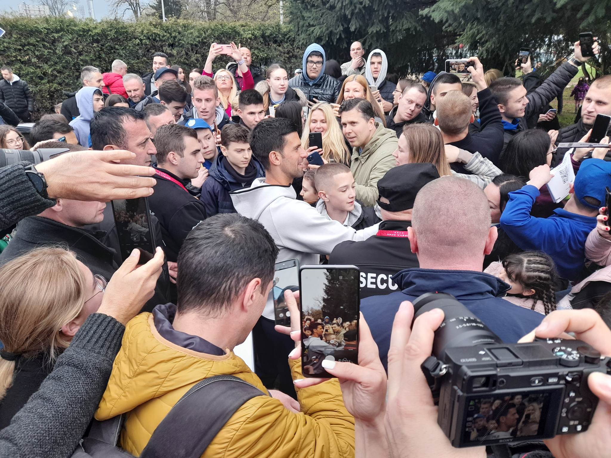 STAMPEDO NOVAKOVIH FANOVA U BANJALUCI Kralj tenisa zastao, a onda je nastala opšta HISTERIJA! (VIDEO)
