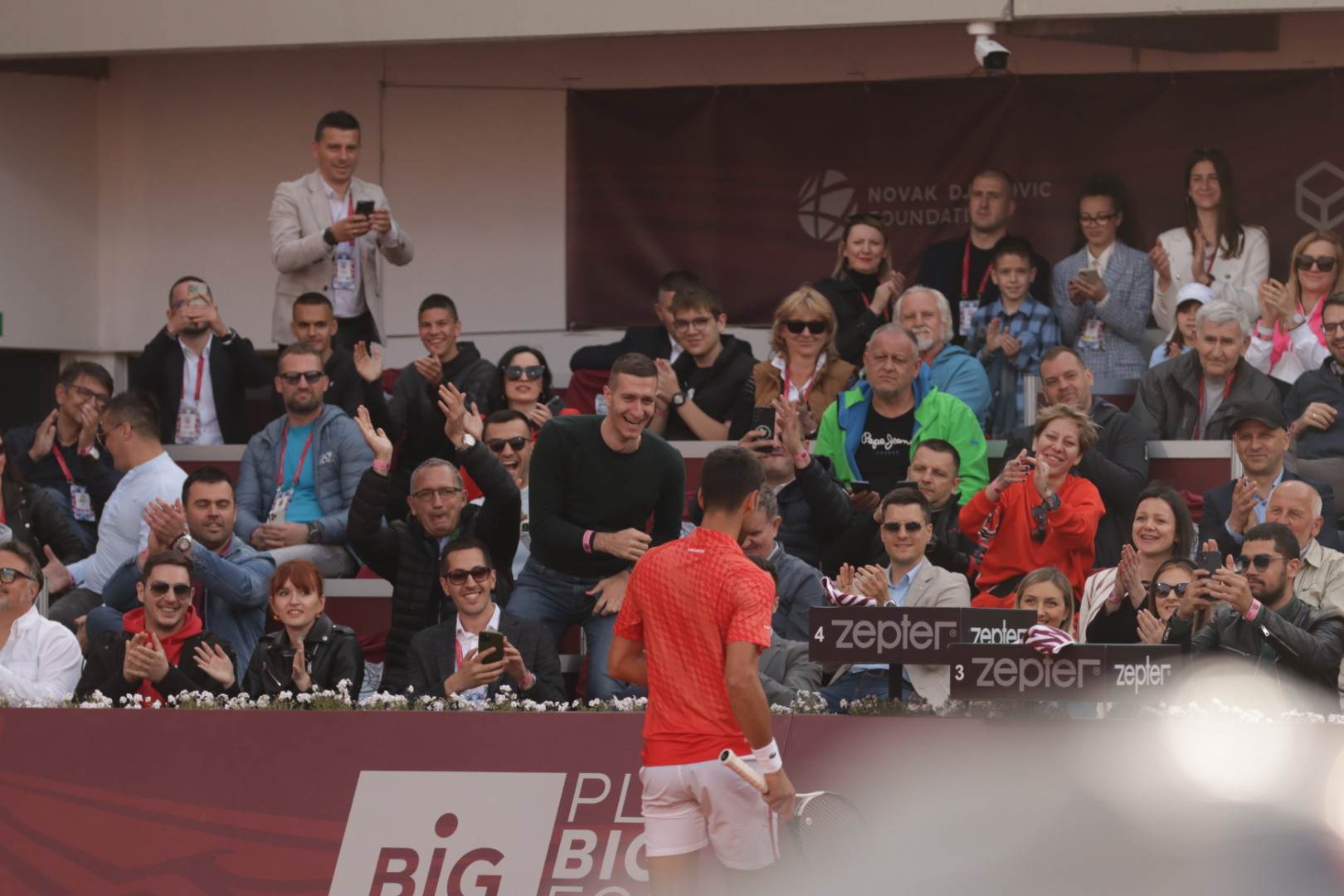 "TIŠE MALO, TIŠE" Novak se okrenuo ka loži, pa rješio sve da ih UĆUTKA!
