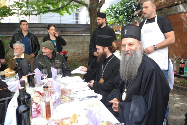 "SVE MOŽEMO IMATI, ALI AKO LJUBAVI NEMAMO..." Patrijarh Porfirije na Vaskršnjem ručku sa beskućnicima