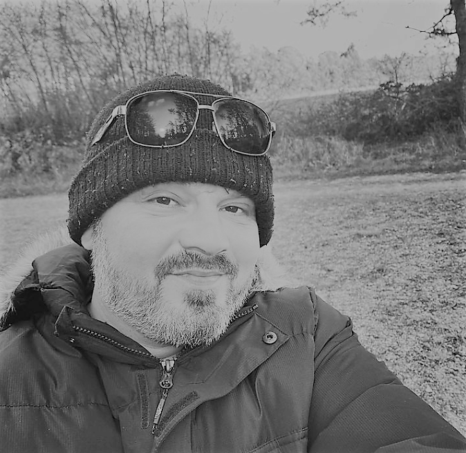 "SLOMILA NAS JE VIJEST..." Preminuo pjevač (46), grupa s kojom je nastupao najavila povratničku turneju