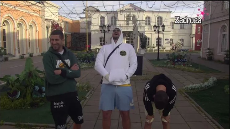 MIKICA, JANJUŠ I RODNI PLAKALI OD SMIJEHA Govorili poruke za taštu, babu i širu rodbinu, evo šta ih je zasmijalo do suza (VIDEO)