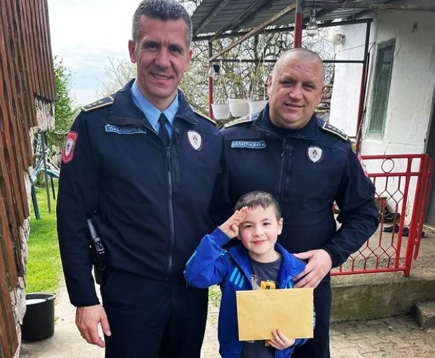 MALI IGOR DOČEKAO POLICAJCE Službenici MUP-a iz Doboja pokazali da su velikog srca! (FOTO)