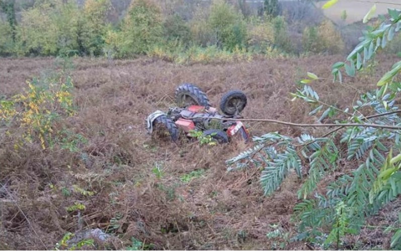 UŽAS U DOBOJU Traktorom sletio s puta, povrijeđena osoba u prikolici
