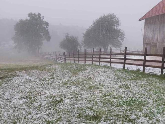 NEĆE SE ZADRŽATI Na Romaniji zabijelio snijeg