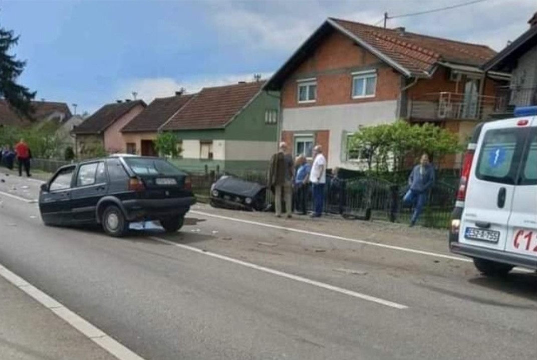 SAOBRAĆAJNI UDES KOD GRADIŠKE Golf prepolovljen u sudaru sa mercedesom, povrijeđen suvozač