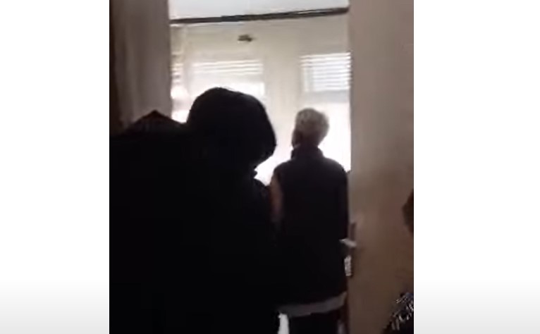 SKANDALOZAN SNIMAK Ljekar psuje i vrijeđa pacijentkinju, dok ona pokušava da mu postavi pitanje (VIDEO)