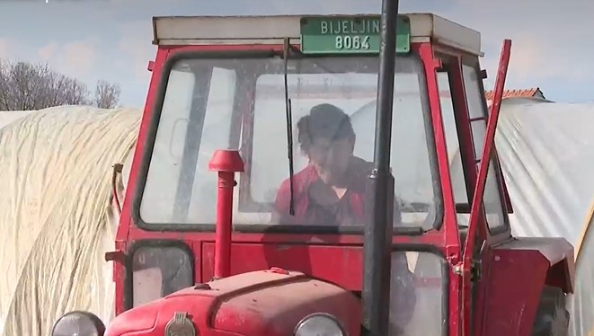 I muškarci bi joj pozavidjeli: Na pragu sedme decenije Petra Bešlić vozi traktor