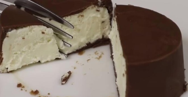 JEDE LI VAM SE NEŠTO SLATKO? Donosimo recept za najjednostavniji i najbrži kolač na svijetu!