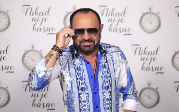 SMIJEH DO SUZA Mile Kitić stavio periku, pa pokazao kako se igra tenis: Publika u šoku (FOTO)