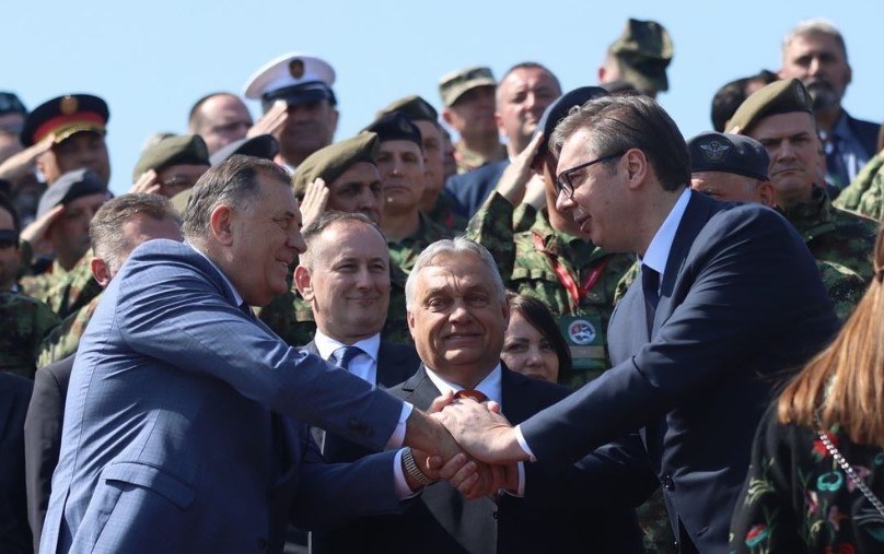 DAN VOJSKE SRBIJE Zvaničnici Srpske sa Vučićem obišli vojnu opremu i naoružanje (FOTO)
