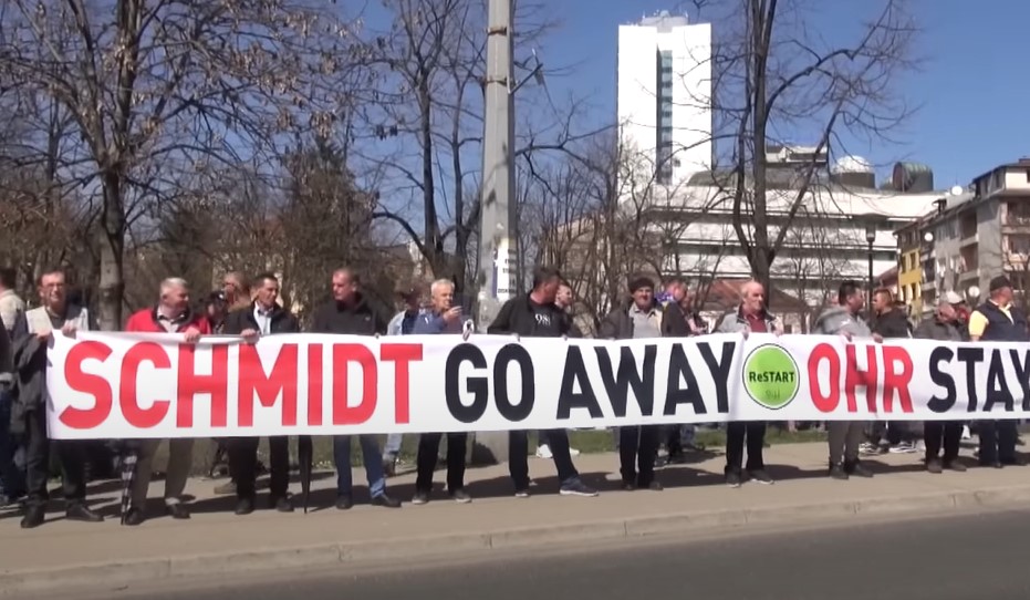 "ODLAZI ŠMITE!" Protesti ispred OHR-a, blokiran saobraćaj