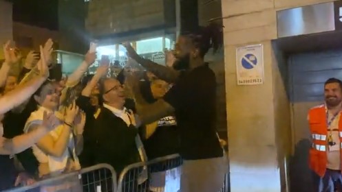 NAPRAVILI SPEKTAKL Igrači proslavili pobjedu s navijačima Partizana (VIDEO)