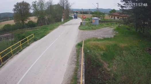 DRAMATIČAN VIDEO IZ KOPRIVNE Kamion prolazi ispod rampe, vozač napravio i materijalnu štetu