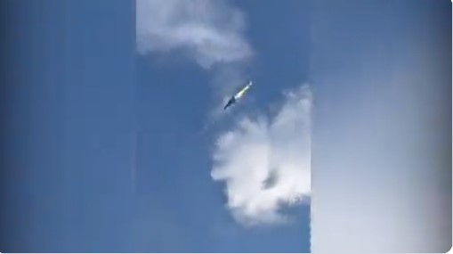 BUKTINJA NA NEBU Letjelica sa zapaljenim motorima projurila iznad građana (VIDEO)