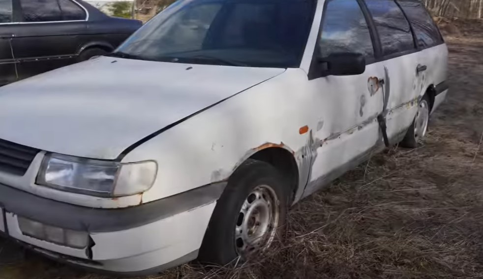 Jutjuber pokušao da upali stari Passat koji je osam godina stajao na livadi: Pogledajte da li je uspio (VIDEO)